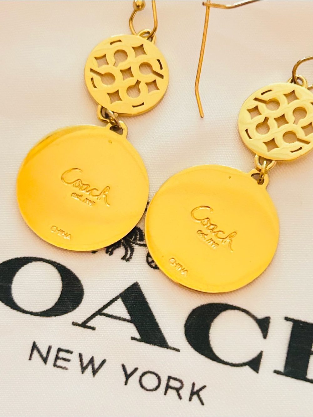 NWOT Coach Y2K Sognature kissing C's Gold Tone Earrings - Picture 14 of 14